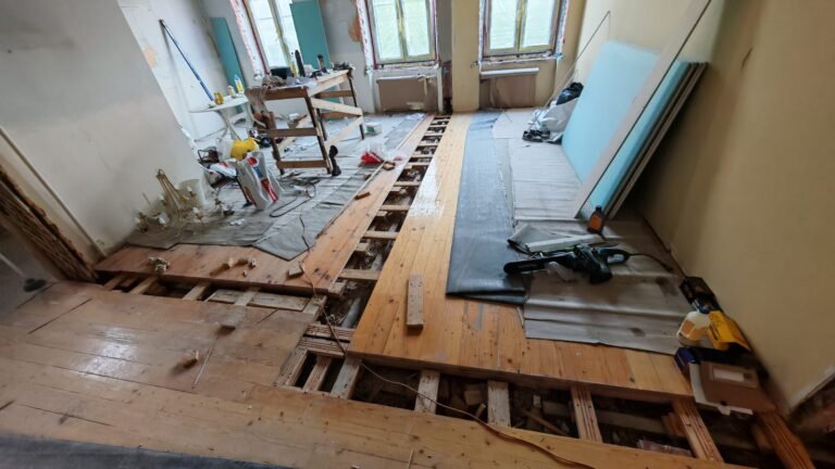 Senos pušinės grindys prieš restauraciją – atidengtos sijos ir išardytos lentos