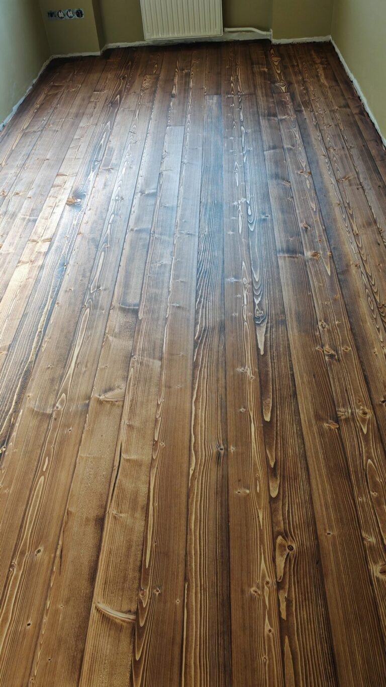 Alyvuotos pušinės grindys po restauracijos